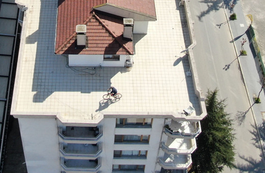 Evinde kalınca terasta bisiklet kullandı