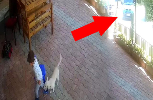 Bahçede oynayan minik Bayram'ın jandarma aracını görüp, kaçışı gülümsetti