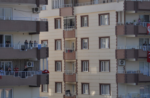 Çatıda konser verip, mahalleliye 'evde kal' çağrısı yaptı