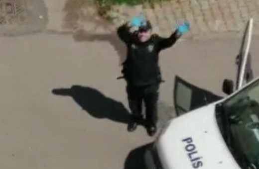 İstanbul'da polis "Baby Shark" dansı ile evde kalan çocuklara moral verdi