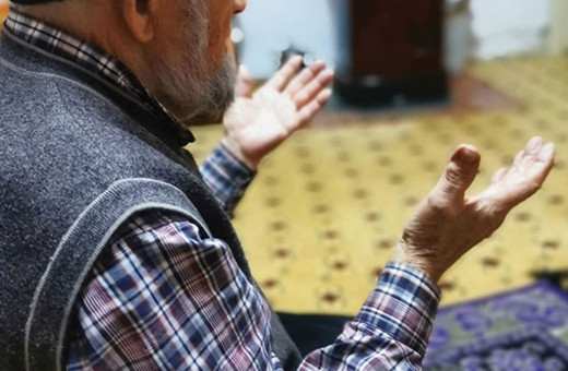 Evde teravih namazı kılınırken hangi dualar okunur imam şart mı?