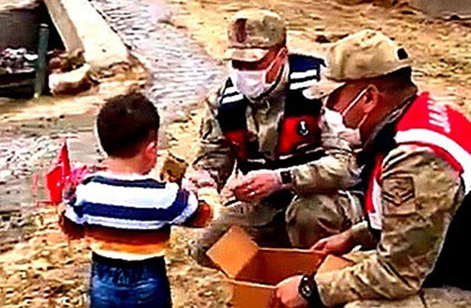Erzincan'da yürek ısıtan görüntü! Askerden hediyesini alan çocuğun mutluluğun kamerada