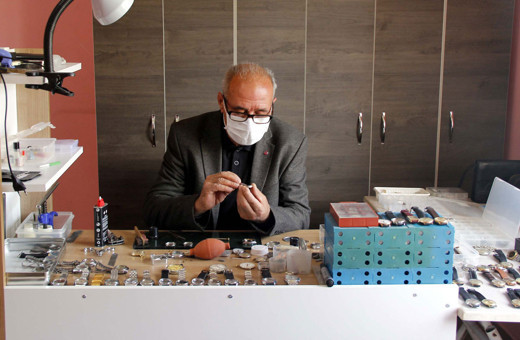 Evde kal çağrılarına uydu evini atölyeye çevirdi