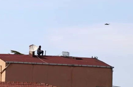 Hava almak için çatıya çıktı, hayatının şokunu yaşadı!