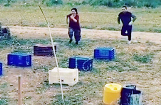 Survivor'a özendiler evde sıkılınca, sebze kasalarından oyun platformu kurdular