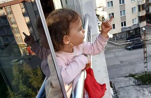 Sokağa çıkmayan 2,5 yaşındaki çocuktan ilginç tepki