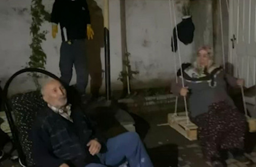 Koronavirüs nedeniyle evde kalan yaşlı çiftin salıncaklı türkülü eğlencesi