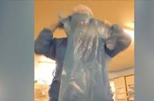 İspanyol sağlık çalışanı koronavirüsten bakın nasıl korunuyor