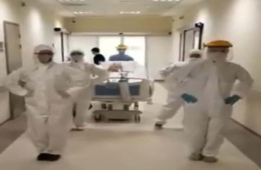 Koronavirüs hastası yoğun bakımdan penguen dansı ile çıktı