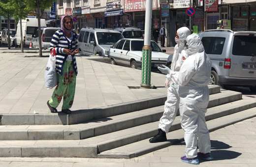 Koronavirüs şüphesiyle hastaneye götürülmek istenen kadının ikna anları