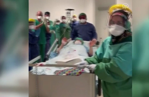 Kovid-19 hastası alkışlarla yoğun bakımdan normal odaya alındı