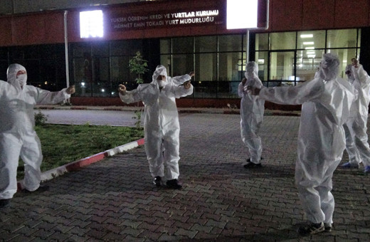 Sağlıkçılar karantinadaki vatandaşlara için 'Tokat sarması' oynadılar