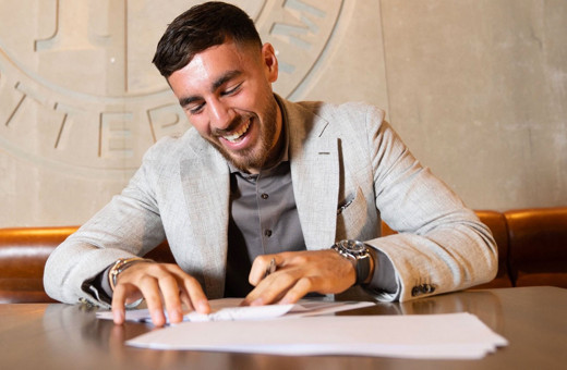 Beşiktaş taraftarı Serdal Adalı'nın ayağını öptü