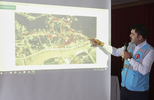 Çevre ve Şehircilik Bakanı Murat Kurum Doğankent'te afetzedelerle buluştu