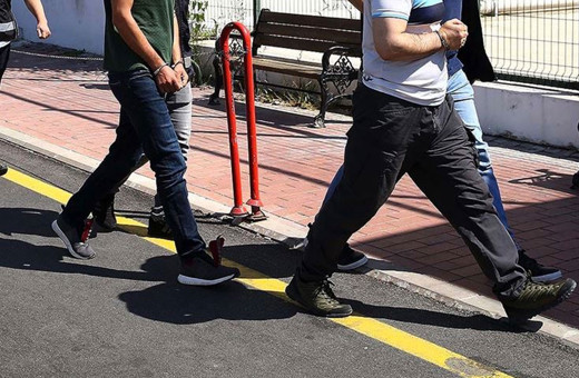 İstanbul'da iş yerlerinden hırsızlık yapan ve araçların plakalarını çalan 8 zanlı tutuklandı