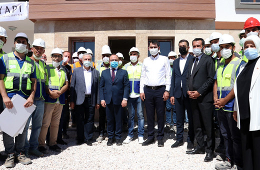 Bakan Murat Kurum Elazığ'da depremzedeler için inşası süren konutları inceledi