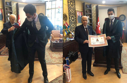 Devlet Bahçeli vefat eden MHP'li vekilin oğluna avukatlık cübbesini giydirdi
