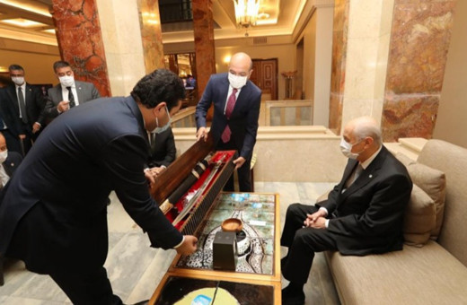 Harran Belediye Başkanı'ndan Bahçeli'ye anlamlı hediye: Üzerinde Fetih Suresi bulunuyor