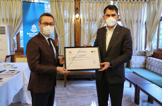 Bakan Murat Kurum ilk 'Sıfır Atık Belgesi'ni Başakşehir Belediyesine verdi