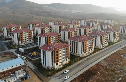 Elazığ’da 676 depremzede daha çekilen kurayla evlerine kavuştu