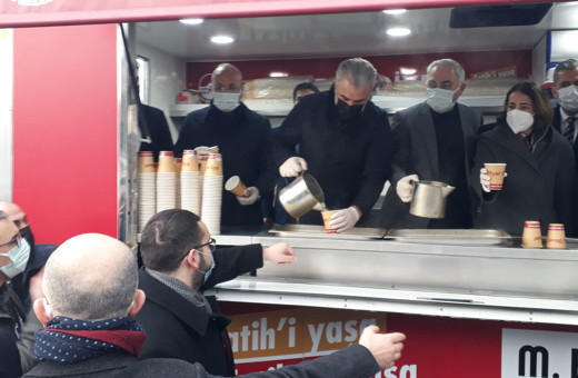 AK Parti İstanbul İl Başkanı Osman Nuri Kabaktepe gençlerle Ayasofya Cami'nde sabah namazı kıldı