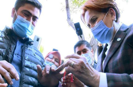 Meral Akşener genç çiftin nişan yüzüklerini taktı "Ben çok mutlu evliliği olan bir kadınım"