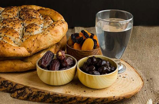 İftarda hızlı yemek, mide sağlığını olumsuz etkiliyor