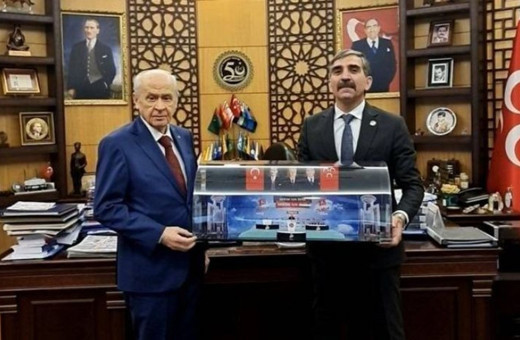 MHP Lideri Devlet Bahçeli'ye  13. Olağan Büyük Kurultayı’nın maketi hediye edildi