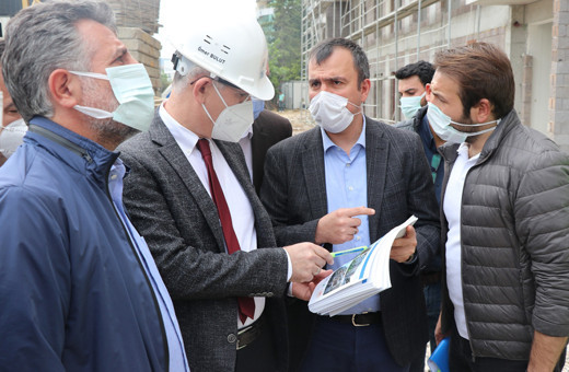 TOKİ Başkanı Ömer Bulut İzmir'de depremzedeler için yapılan konut inşaatlarını inceledi