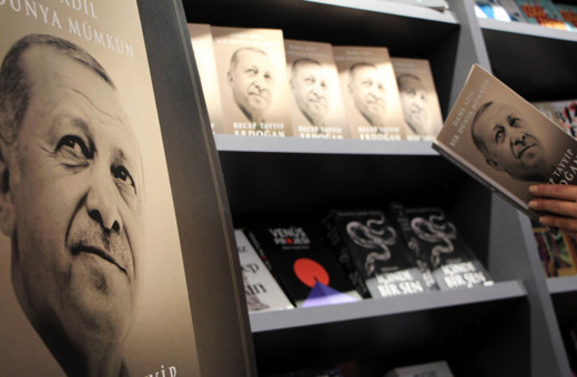 Cumhurbaşkanı Erdoğan'ın 'Daha Adil Bir Dünya Mümkün' kitabı raflarda yerini aldı