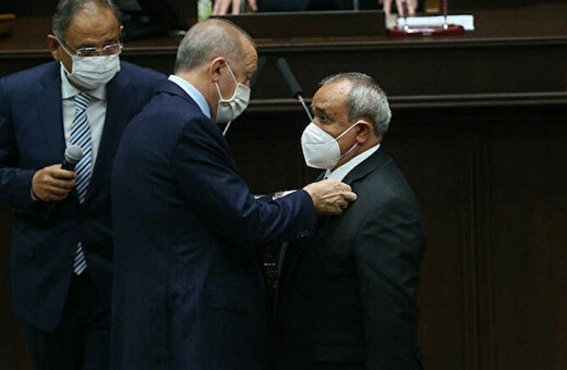 AK Parti'ye bir katılım daha! Erdoğan o isme rozet taktı