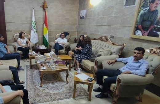 HDP ağırladığı İsveç heyeti ile teröristbaşı Öcalan'ın fotoğrafı altında görüştü