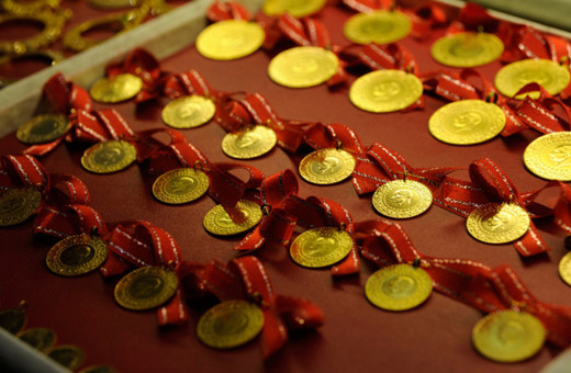 Gram altın rekor kırdı 793 lira oldu! İslam Memiş yatırımcıyı uyardı: Altın almalı mı satmalı mı?