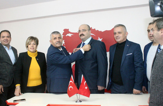 İzmir'de CHP ve İYİ Parti'den istifa eden 27 kişi MHP'ye katıldı
