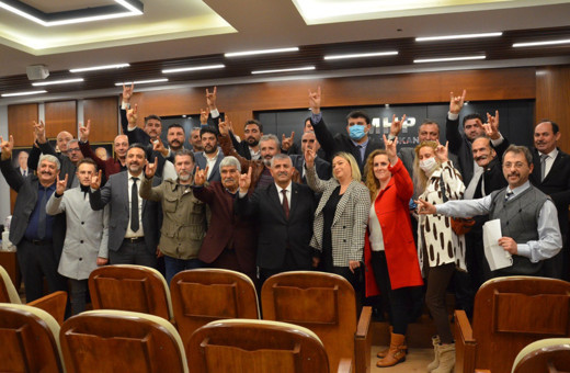 İzmir'de İYİ Parti'den istifa eden 14 kişi MHP'ye katıldı