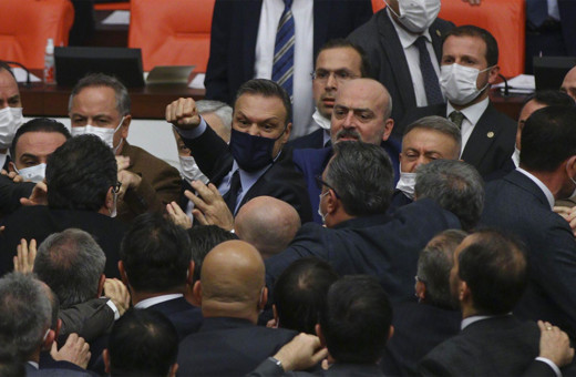 Yumruklu pozuyla dikkat çeken Alpay Özalan meydan okudu: Ağızlarının payını veririm