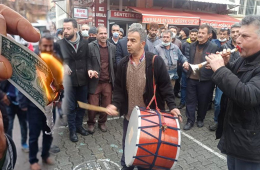 Malatya’da esnaf doların düşüşünü dolar yakarak ve halay çekerek kutladı