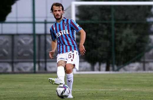 Süper Lig'de ilk yarıyı açık ara farkla zirvede tamamlayan Trabzonspor'da ilk ayrılık