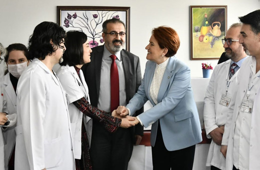 Meral Akşener ziyaret ettiği doktorların Tıp Bayramı'nı kutladı