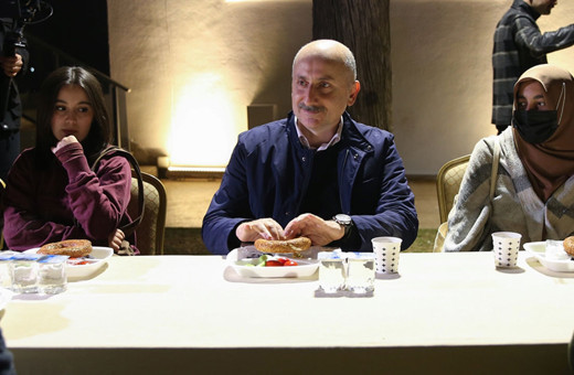 Bakan Karaismailoğlu Antalya'da gençlerle sahurda bir araya geldi