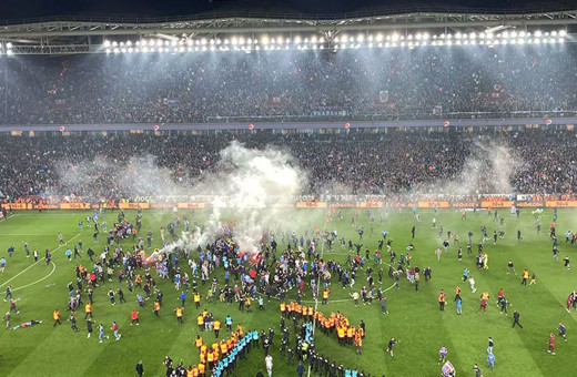 Trabzonsporlu taraftarlar maç bitti sanıp sahaya girdi!
