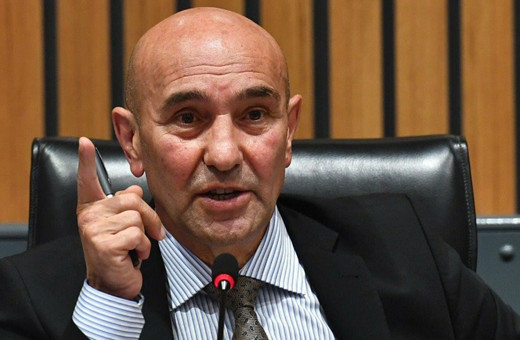 CHP'li Tunç Soyer'den büyük vicdansızlık! İzmirli depremzedelerin sığındığı konuta da göz dikti