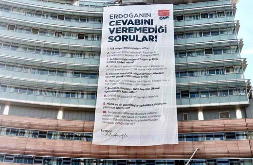 CHP Kemal Kılıçdaroğlu'nun Cumhurbaşkanı Erdoğan'a 10 sorusunu binaya astı