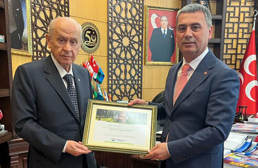 MHP lideri Bahçeli'ye anlamlı hediye: Yaşadığı duygusallığa ortak olduk