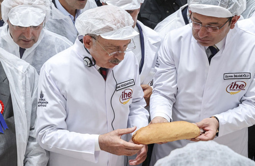 Halk ekmek fabrikası açılışında dikkat çeken anlar! İmamoğlu ekmeğini bölüp Kılıçdaroğlu ile paylaştı