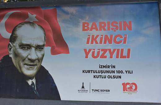 Devlet Bahçeli'den İzmir Büyükşehir'in olay afişlerine tepki: İzmir yüz yıl sonra perişan vaziyettedir