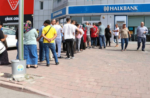 Adana'da sosyal konut başvurusu kuyruğu uzadıkça uzadı