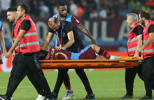 Trabzonspor'da korkutan sakatlık! Yıldız futbolcu sahayı sedyeyle terk etti!