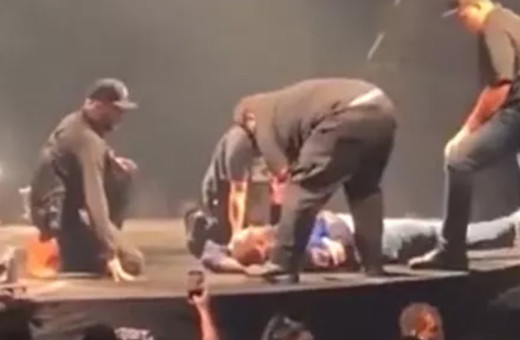 Ünlü şarkıcı Mikaben konser sırasında hayatını kaybetti.