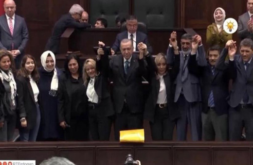 İYİ Parti'den istifa etti AK Parti'ye katıldı! Rozetini Erdoğan taktı